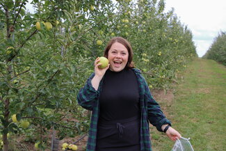 Melinda and a apple