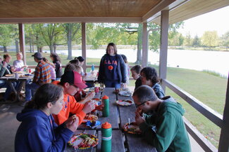 Students eat lunch at the picnic