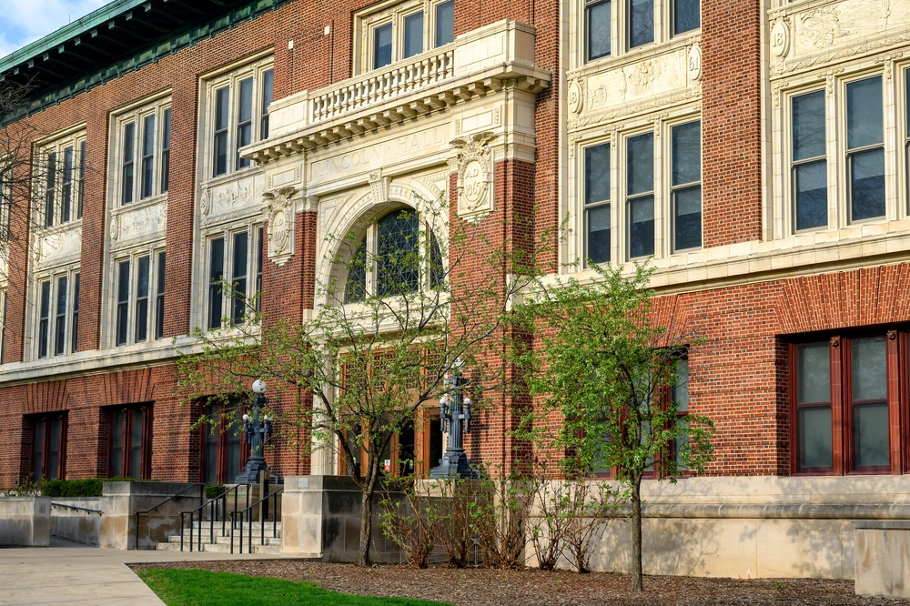 The quad side entrance of Lincoln Hall.
